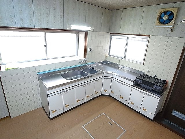 舞子坂1丁目貸家のキッチン|L字型の2口ガスコンロ付きの大きなキッチン