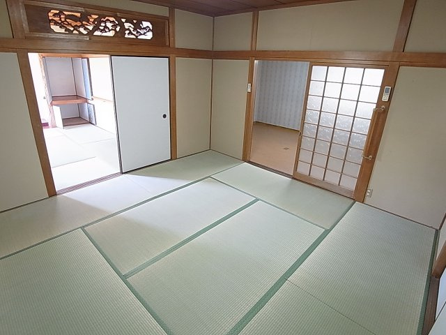 舞子坂1丁目貸家の和室|和室8帖の広々した和室
