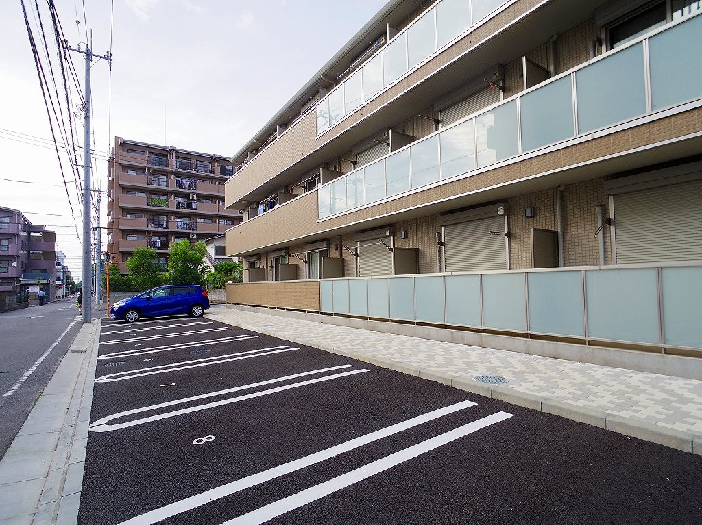 アグスターの駐車場