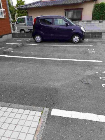 コスモハイツＴＵＲＵの駐車場|車をお持ちの方に嬉しい駐車場付きの物件です