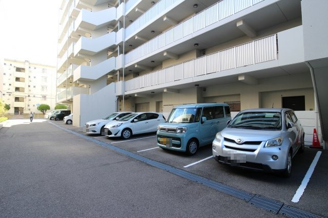 アメニティコート明舞1号棟の駐車場