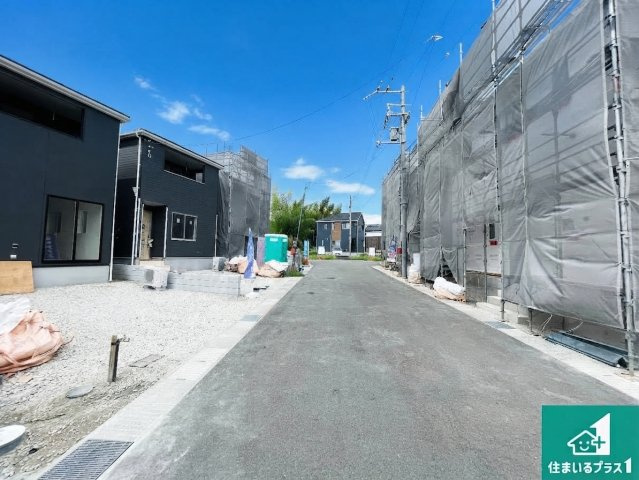 京田辺市薪天神堂　第9期　新築一戸建ての前面道路含む現地写真|周辺は閑静な住宅街！前面道路広々で車の出し入れも便利です。駐車が苦手な方でも安心して車庫入れできます！