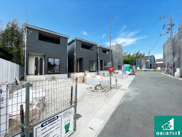 京田辺市薪天神堂　第9期　新築一戸建ての前面道路含む現地写真|前面道路は車の通りも少なくて安心です。
