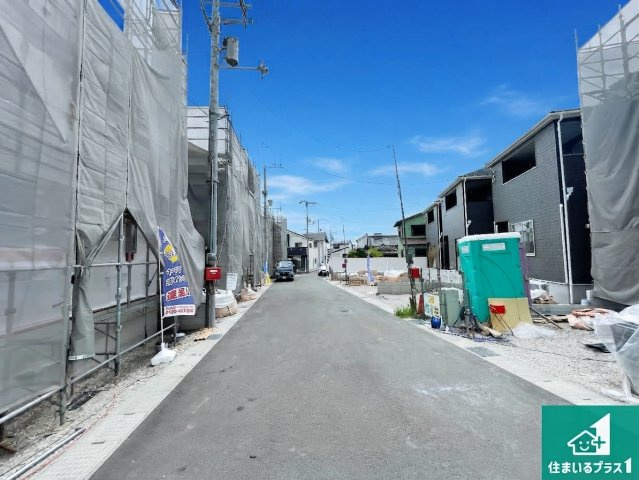 京田辺市薪天神堂　第9期　新築一戸建ての前面道路含む現地写真|流行に左右されないシンプルな外観！