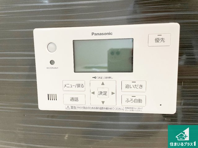 京田辺市薪天神堂　第9期　新築一戸建てのキッチン|リビングと統一感があり、使い勝手のいいキッチン。広々としているので、二人並んで作業が出来ちゃいます。お子様と一緒に色々なお料理に挑戦できるスペースがあります。