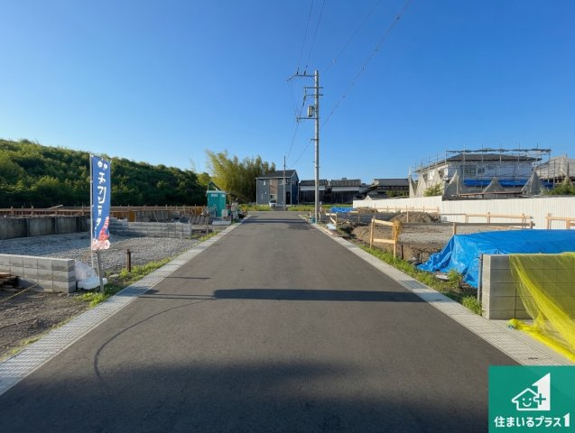 京田辺市薪天神堂　第9期　新築一戸建ての前面道路含む現地写真|周辺は落ち着いた街並みの住宅地！子育てがしやすい住環境です！まだ未完成ですが、現地でしかわからない事もございます。是非一度ご覧ください。