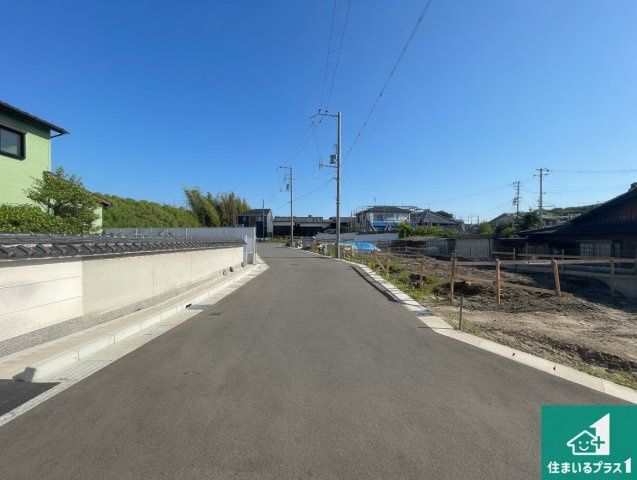京田辺市薪天神堂　第9期　新築一戸建ての前面道路含む現地写真|周辺は落ち着いた街並みの住宅地！子育てがしやすい住環境です！まだ未完成ですが、現地でしかわからない事もございます。是非一度ご覧ください。