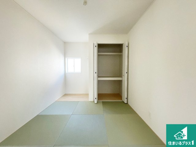 京田辺市薪天神堂　第9期　新築一戸建ての和室|一室あると便利な和室は客間としてだけでなく、小さなお子様のプレイルームや食後のくつろぎスペースとしてもご利用いただけます。収納もついていますので大活躍間違いなし！