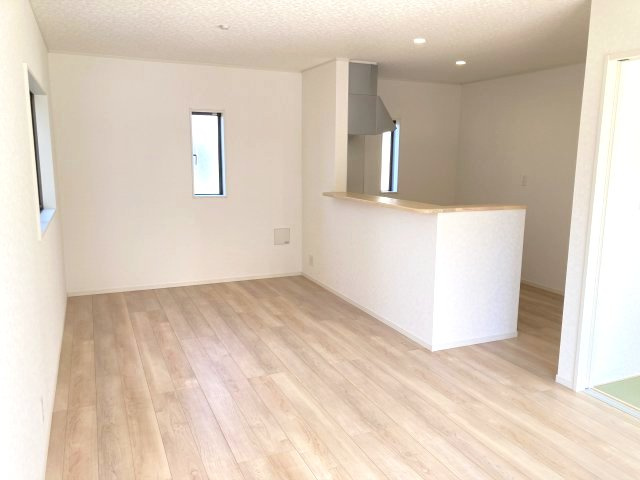 クレイドルガーデン前橋市北代田町第10　 5号棟の居間・リビング|【イメージ画像】人気の対面式キッチンを配した空間はお好みの家具も合わせやすく、家族がくつろぐ快適な空間造りをサポート。窓からは明るい陽光が差し込みます。