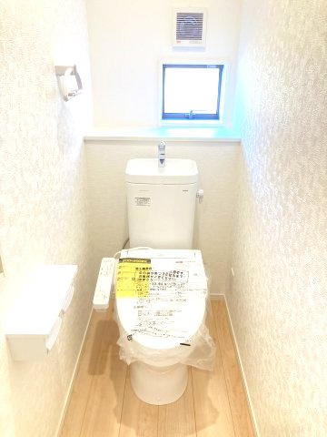 クレイドルガーデン前橋市北代田町第10　 5号棟のトイレ|トイレです。清潔感のある白を基調としています。
温水洗浄・便座暖房機能の付いた快適なトイレです☆