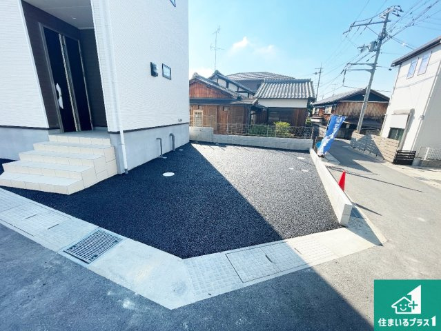 京田辺市薪天神堂　第9期　新築一戸建ての駐車場|並列２台駐車可能！ゆとりの駐車スペースで車庫入れもスムーズ！
