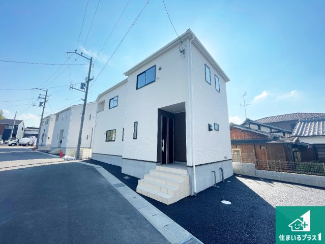 京田辺市薪天神堂　第9期　新築一戸建ての前面道路含む現地写真|周辺は閑静な住宅街！前面道路広々で車の出し入れも便利です。駐車が苦手な方でも安心して車庫入れできます！