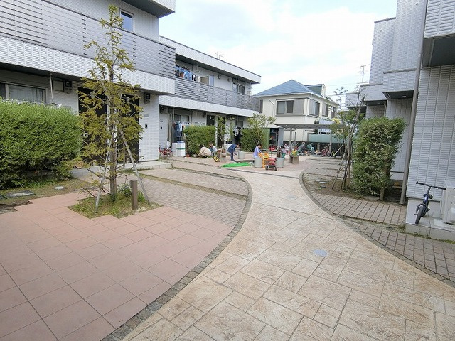 BORIKIむさしの２Nのエントランス|★お子様が遊べる砂場があります♪