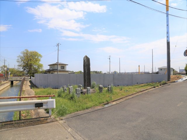 八甫全７区画 （北）ＮＯ,６の外観|北西側から撮影。南側住戸建設前写真。手前記念碑。