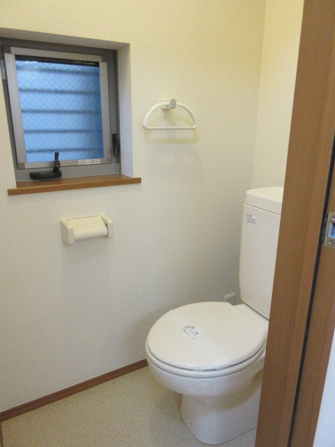 ベルメゾン常盤のトイレ|★独立したトイレには小窓付き★