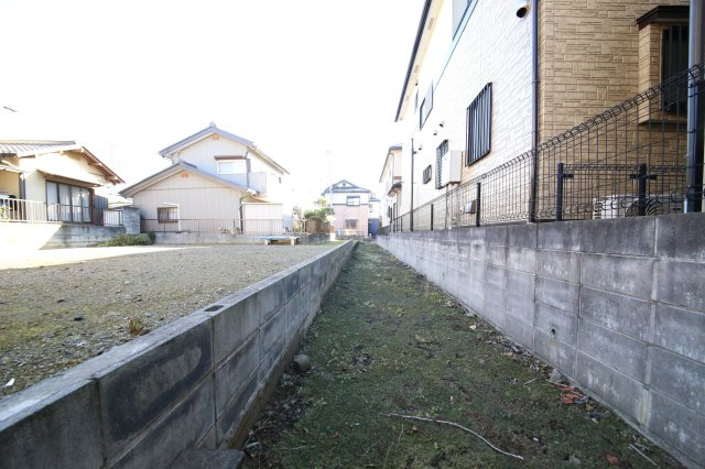 鷲宮中央２丁目土地の前面道路含む現地写真|隣地（水路）の撮影写真