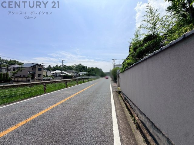 小学校や公園も近く、子育てファミリーにも適した落ち着いた環境です。