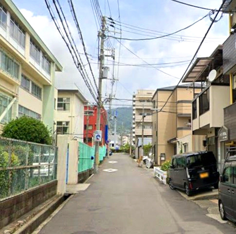 船寺通1丁目の前面道路含む現地写真|忙しい朝も、LDKでのくつろぎの時間も嬉しい、トイレ2ヶ所有
