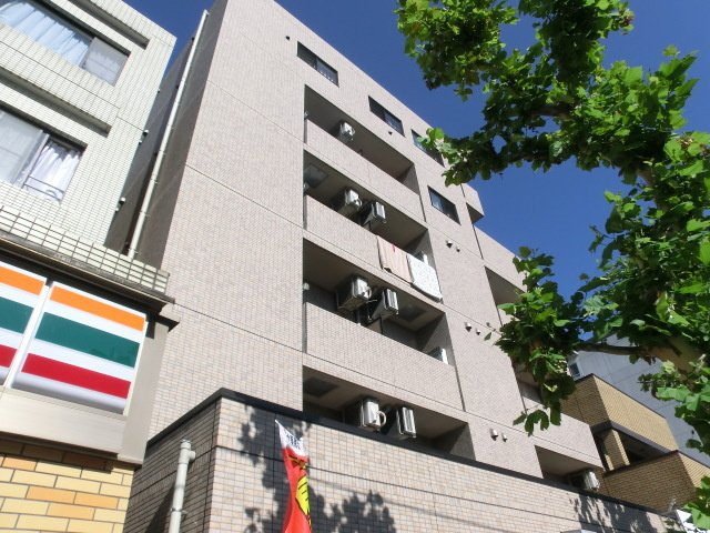 ニューフォーユータナキの外観|マンション横にはコンビニもあります