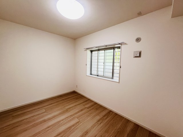 TREVO Lienの居間・リビング|5.2帖の洋室です♪
窓の位置がお部屋に入って正面側となります。
詳しくは間取り図をご確認くださいませ♪