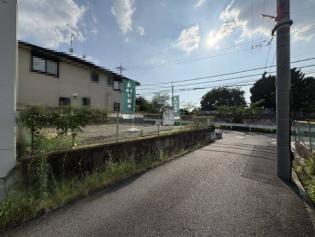 宇治市小倉町西畑の前面道路含む現地写真|北西側には木々の借景が広がり、周囲一帯が広々としています！！