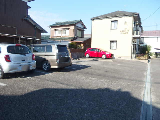 法性寺ハイツアネックスの駐車場