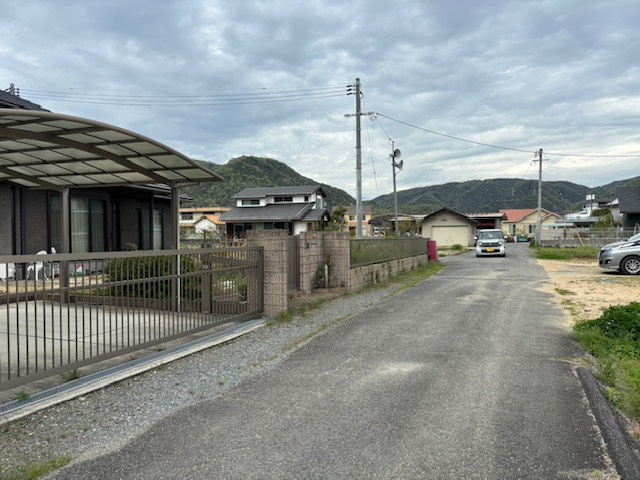 和気町藤野　中古戸建の前面道路含む現地写真