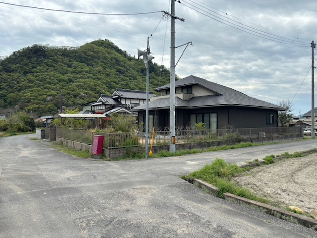 和気町藤野　中古戸建の前面道路含む現地写真