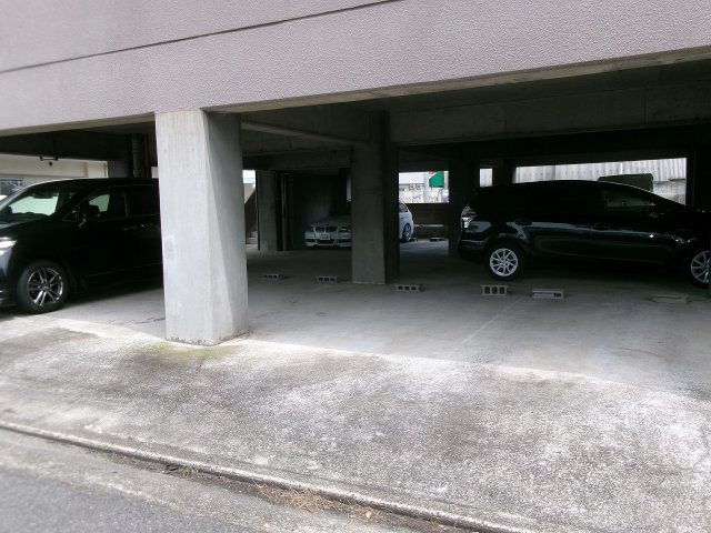 コーポワタナベの駐車場