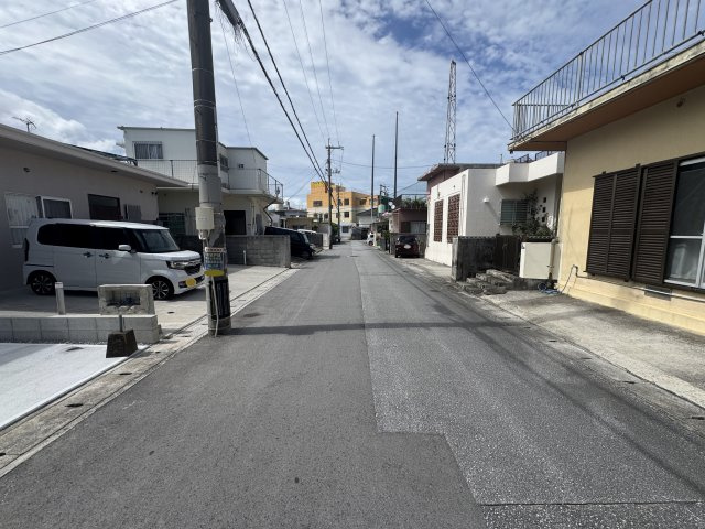 沖縄市古謝津嘉山町（全2棟）2号棟の前面道路含む現地写真|※東側公道6m♪