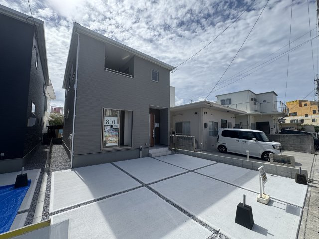 沖縄市古謝津嘉山町（全2棟）2号棟の外観|2号棟　並列駐車3台可♪