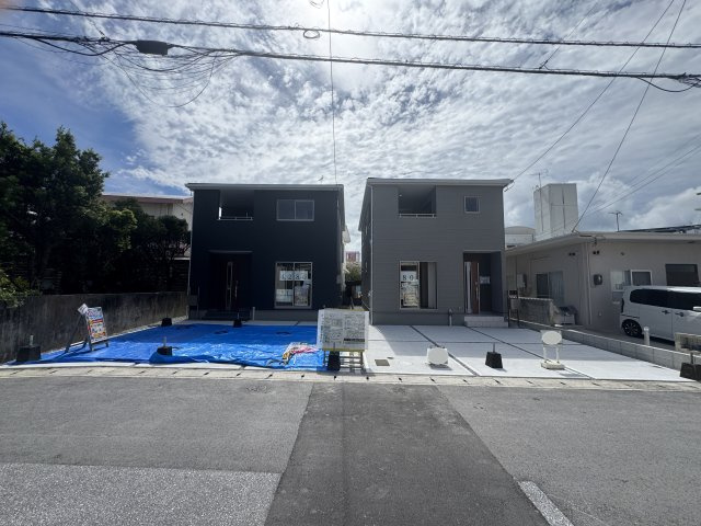 沖縄市古謝津嘉山町（全2棟）2号棟の外観|2号棟　並列駐車3台可♪