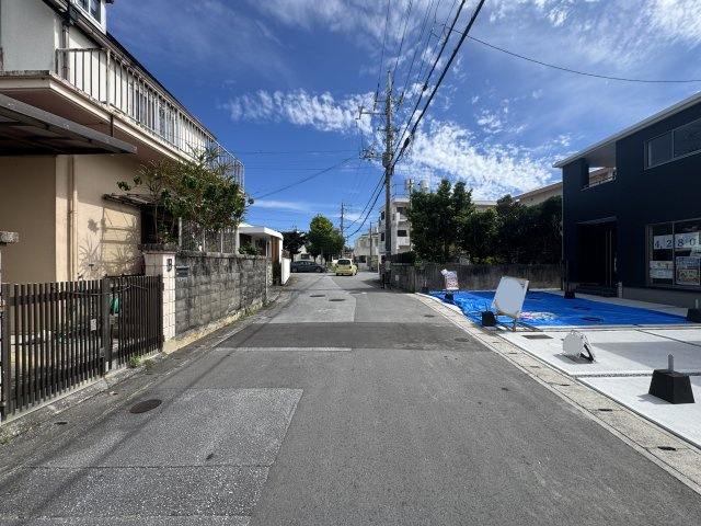 沖縄市古謝津嘉山町（全2棟）2号棟の前面道路含む現地写真|※東側公道6m♪