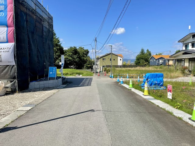 【前面道路含む現地写真】 | 【新築分譲住宅　～クレイドルガーデン～】 山形市東青田　第4　☆全2棟☆ | 忙しく過ぎゆく日常を忘れ去るほど、ゆったりした時間が流れる住環境。『快適』は「家」と「街」と「環境」が調和した時に訪れることだと改めて感じさせてくれます。