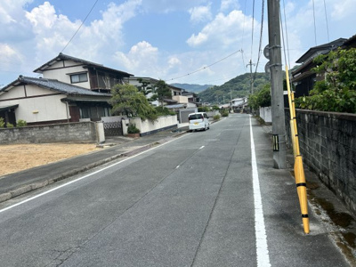 【前面道路含む現地写真】 | 新勝立町売地 | 前面道路は広々9.5ｍ！駐車が苦手な方も安心の開放感です