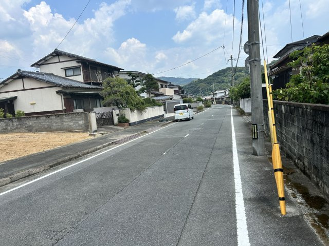 【前面道路含む現地写真】 | 新勝立町売地 | 前面道路は広々9.5ｍ！駐車が苦手な方も安心の開放感です