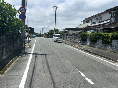 【前面道路含む現地写真】 | 新勝立町売地 | 歩道付きで小さなお子様も安心！ゆとりある幅員9.5ｍ道路