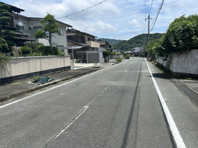【前面道路含む現地写真】 | 新勝立町売地 | 前面道路は広々9.5ｍ！駐車が苦手な方も安心の開放感です