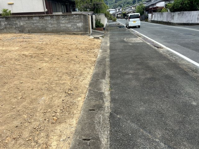 【前面道路含む現地写真】 | 新勝立町売地 | 歩道付で安心の前面道路9.5ｍ！陽当り良好な高台の住宅地