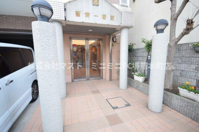 晋栄一番館のエントランス