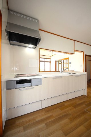 KEM鹿沼市松原2期　中古戸建のキッチン|〇キッチン〇
IH3口コンロのシステムキッチンへ新品リフォーム済みです　/2026.6.29撮影