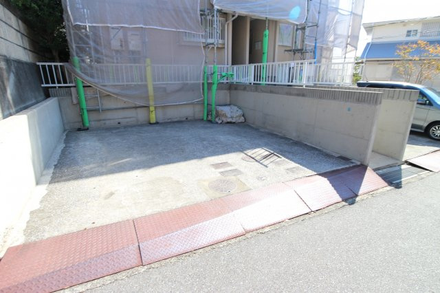 モントレ菅の台の駐車場