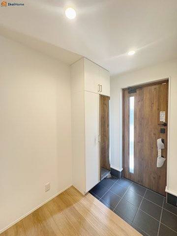 明石市二見町西二見　新築戸建の玄関|【ホームページに現地動画掲載中】●年中無休：当日予約可●木目のかわいい色の玄関です。