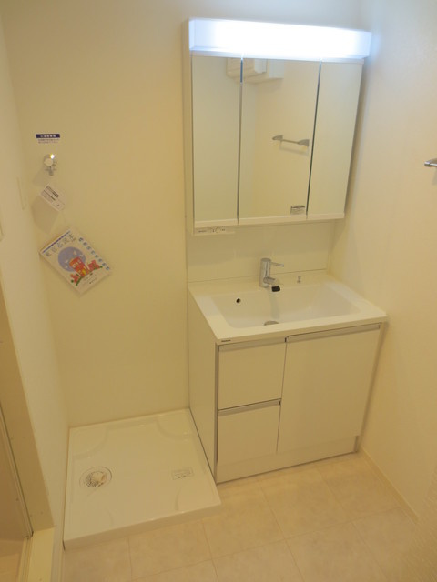 星谷ハイム一番館の洗面所|☆３面鏡の洗面化粧台☆