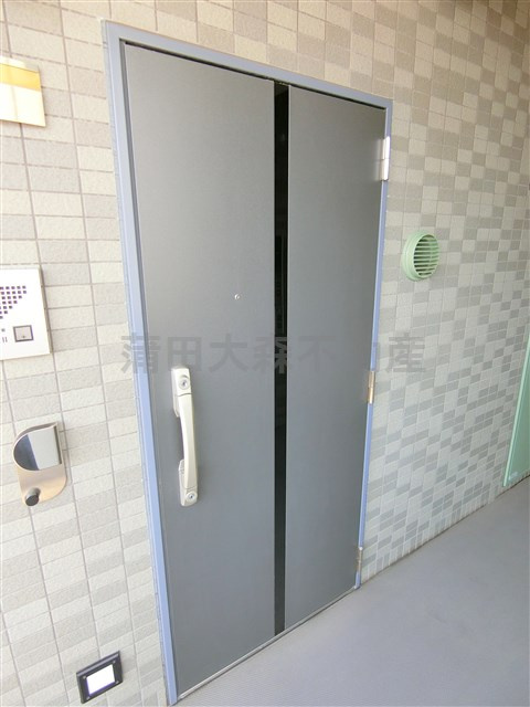 池上1DKマンションの玄関
