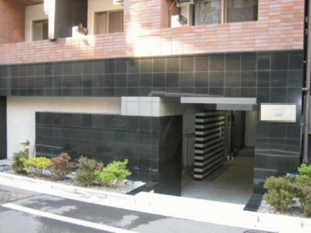 中央区日本橋箱崎町の賃貸マンションのエントランス