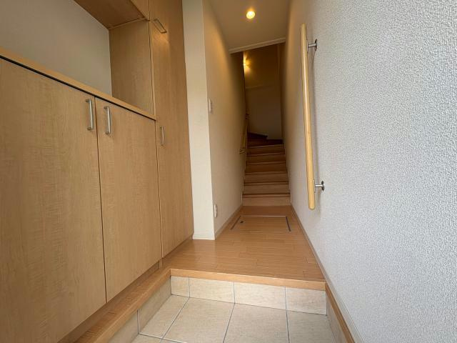 丹波市氷上町横田のアパートの玄関|トールサイズのシューズボックスもついた玄関です◇