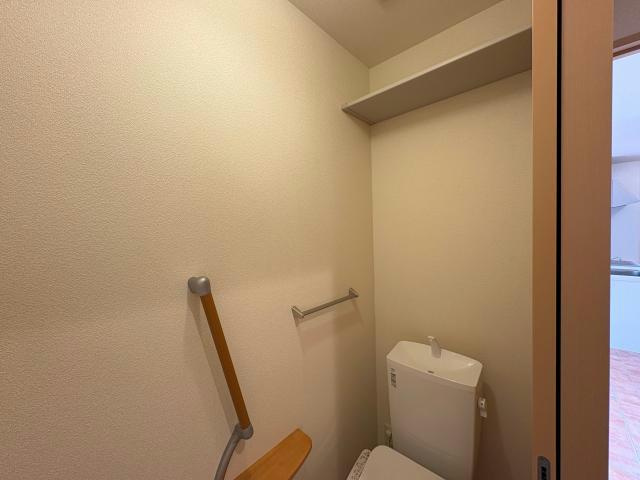 丹波市氷上町横田のアパートのトイレ|トイレ上部は収納棚付き◎