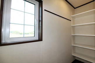 【洋室】 | 真岡市飯貝5LDK中古住宅 | 加工で一部お荷物を削除しています。