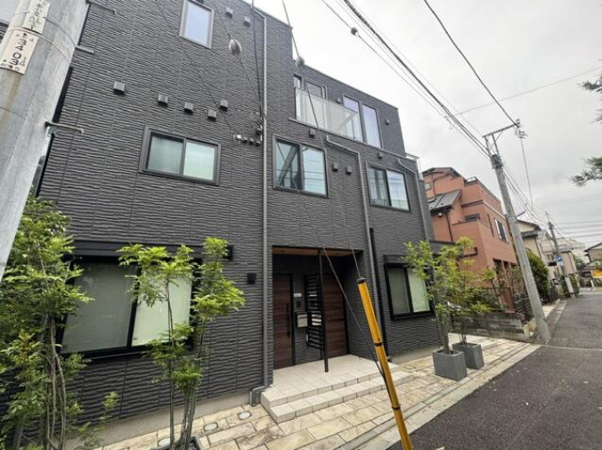 中野区本町４丁目のアパートのエントランス